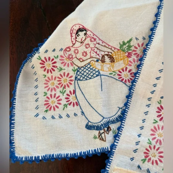 Set of Vintage Embroidery Pieces - Picture 3 of 5